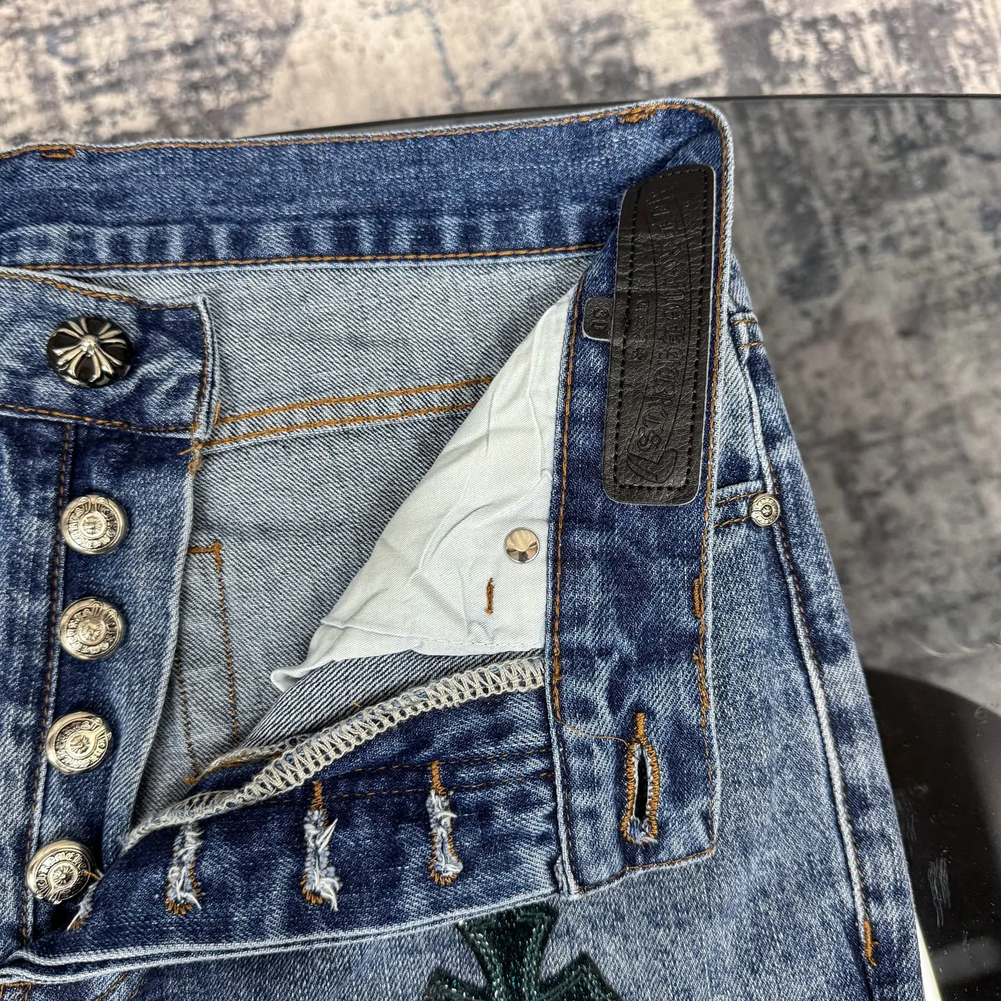 P280 Chromehearts washed blue ripped starry sky leather jeans adopt starry sky theme leather elements, mostly presented in the shape of a cross, with glitter on the leather surface. Unique design, simple and elegant details, exquisite workmanship, the entire trousers are neatly routed, and the details are in place! Ceiling-level jeans, a pair that is hard to find at the counter. About Zangyin, this is an extremely luxurious fashion brand that can also be called the aristocrat of the high street. It has always been an exclusive brand for some hipsters or the rich second generation. It is more luxurious and noble than ordinary high streets. It is more fashionable and individual than luxury brands. Top heavy industry fashion design has always been created in high street luxury style. Speaking of this style, Zangyin family and GU family are definitely the leading representative brands, especially the Zangyin family's creation of high street style. It has really achieved a state-of-the-art effect. The color system of this model is made of unique washed materials. It is already quite eye-catching. It is decorated with pink patchwork cross flowers, which cleverly highlights the charm of the brand. Secondly, this model adopts a classic high-waist cutting design, which highlights the long legs and fashionable temperament of the upper body. The brand is highly recognizable and the slim-fitting configuration is more suitable for daily wear. Personality, fashion, and specification interpretation are all at a glance. Needless to say, materials and craftsmanship. As an excellent craftsman brand, Zangyin’s requirements for details and craftsmanship are really perfect. The washed color of this model has gone through a lot of processes, not to mention the embellishment of the denim appliqués. It is also purely hand-made and sewn. Just like what they believe in, only hand-made things have soul and have the meaning of wearing. A top-notch heavy-duty fashionable denim item. Recommended by both hands. Size: 28/30/32/34/36 Waist: 73/78/83/88/93 Knee: 52/53.5/55/56.5/58 Pants length: 100/102/104/106/108